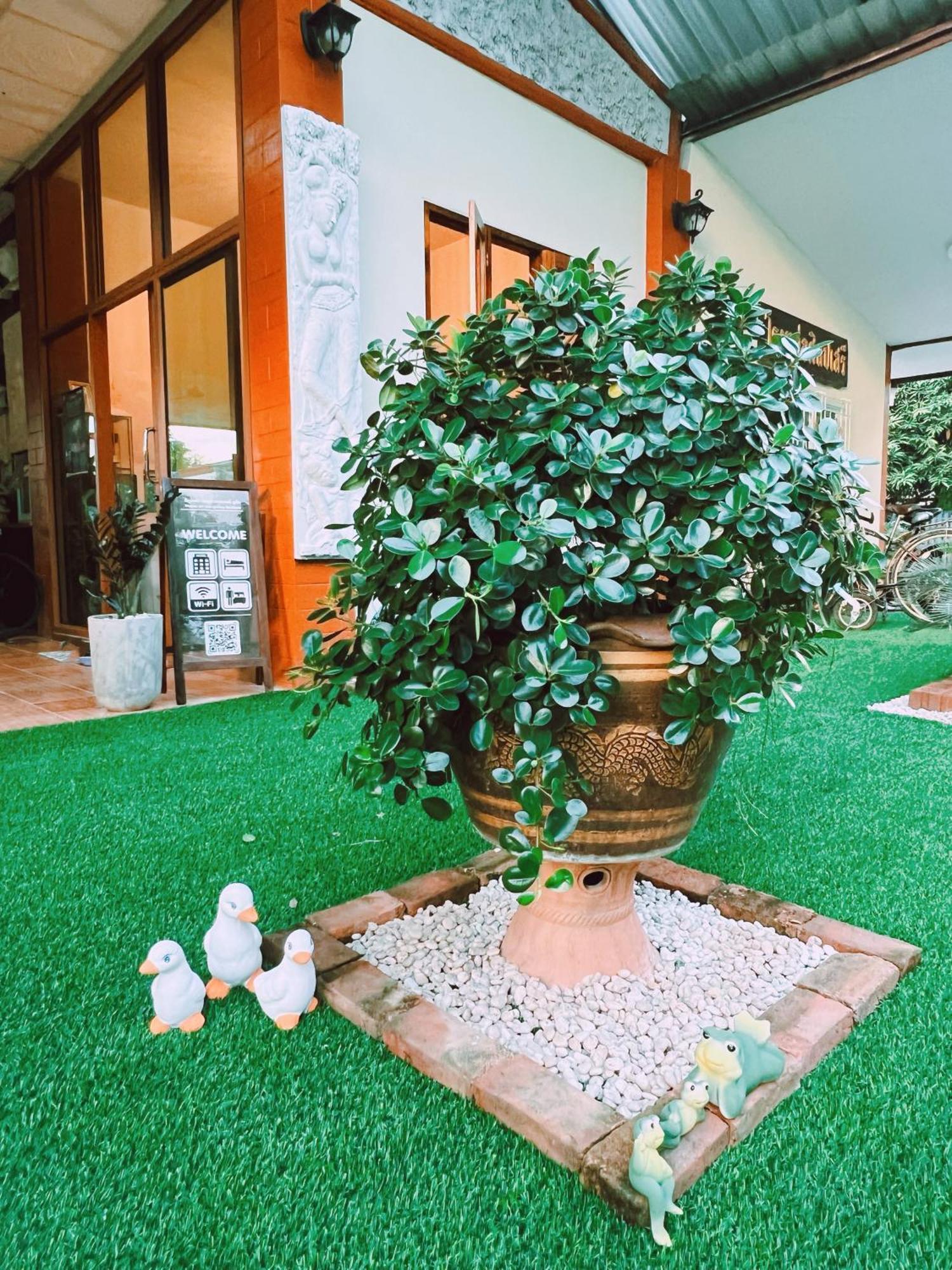 Phiphu Art And Gallery Boutique スコタイ エクステリア 写真